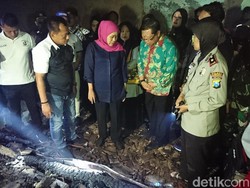 Khofifah Janjikan Bantu Bangun Kembali Pasar Ngunut yang Terbakar