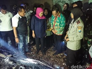 Khofifah Janjikan Bantu Bangun Kembali Pasar Ngunut yang Terbakar Khofifah Janjikan Bantu Bangun Kembali Pasar Ngunut yang Terbakar