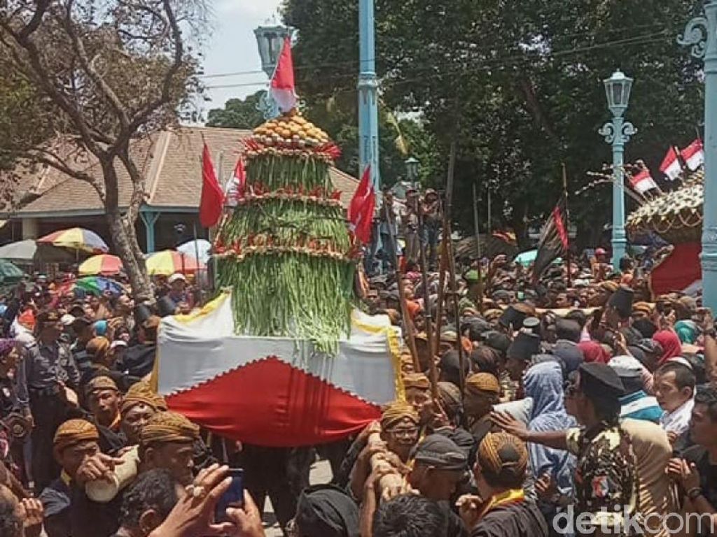 Grebeg Mulud, Keraton Surakarta Bagikan 2 Pasang Gunungan Nasi Grebeg Mulud, Keraton Surakarta Bagikan 2 Pasang Gunungan Nasi