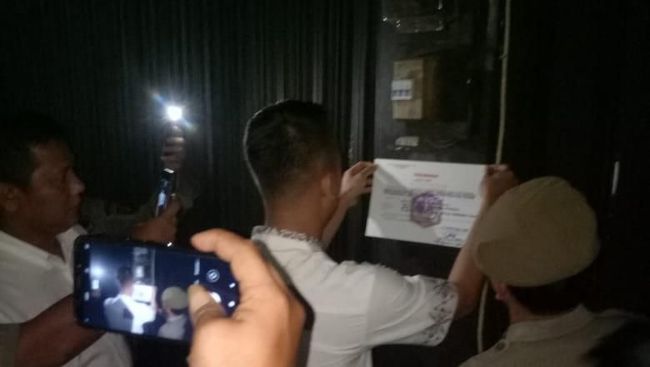 Berita Diduga Jadi Tempat Asusila, Spa-Karaoke Vins Disegel Satpol PP DKI Jumat 29 Mei 2020 Berita Diduga Jadi Tempat Asusila, Spa-Karaoke Vins Disegel Satpol PP DKI Jumat 29 Mei 2020