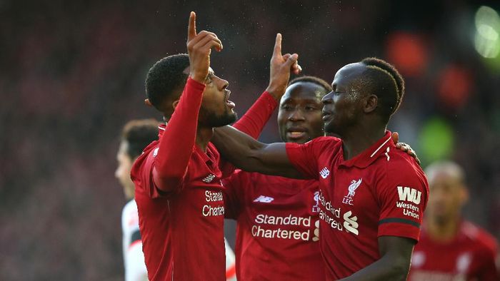 Georginio Wijnaldum (Liverpool) mempertanyakan tudingan diving terhadap rekan setimnya, Sadio Mane. (Foto: Alex Livesey / Getty Images) Georginio Wijnaldum (Liverpool) mempertanyakan tudingan diving terhadap rekan setimnya, Sadio Mane. (Foto: Alex Livesey / Getty Images)