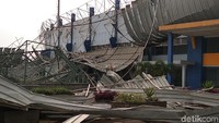 Atap Stadion Bola di Sarana Olah Raga (SOR) Arcamanik, Kota Bandung, ambruk, Sabtu (9/11/2019).