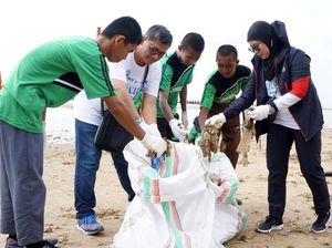 Bukti Nyata Peduli Lingkungan Bersihkan Pantai