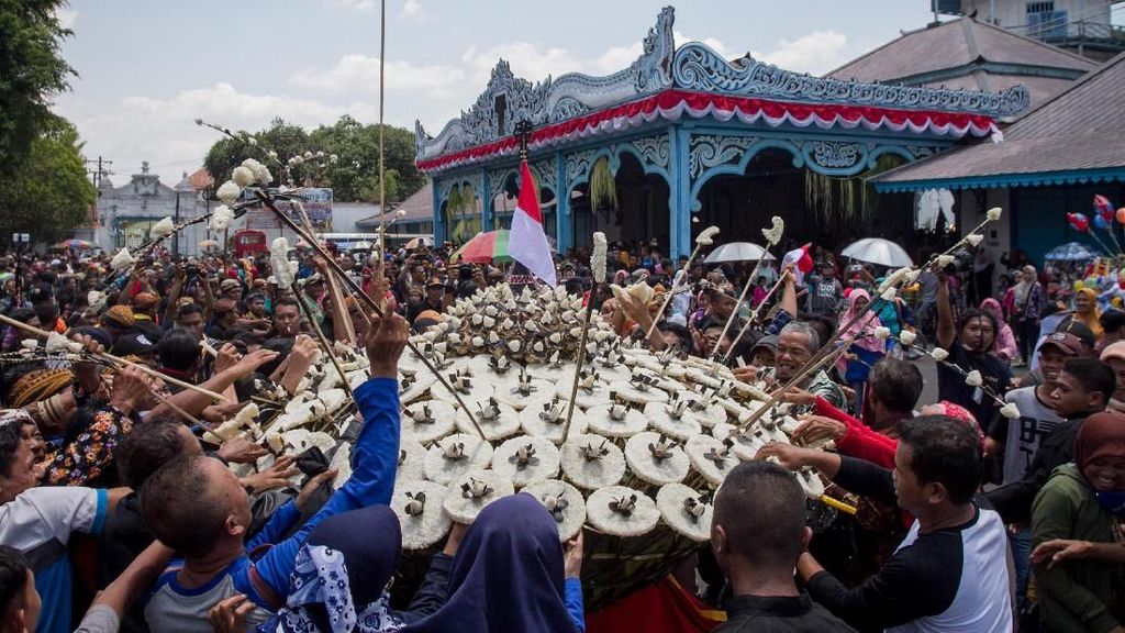 Antusias Warga Berebut Gunungan di Grebeg Mulud Keraton Surakarta