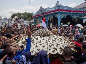 Antusias Warga Berebut Gunungan di Grebeg Mulud Keraton Surakarta