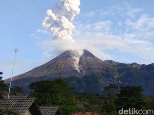 Luncuran Awan Panas Pagi Hari Kagetkan Warga Lereng Merapi