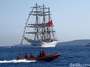 Usai Berlayar ke 9 Negara, KRI Bima Suci Disambut di Banyuwangi