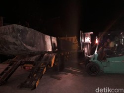 Perahu Baja Kedua Berhasil Diangkat, Langsung Dibawa ke Kantor Disparbud