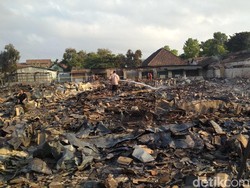 Pasar Ngunut yang Terbakar Masih Dilakukan Pembasahan