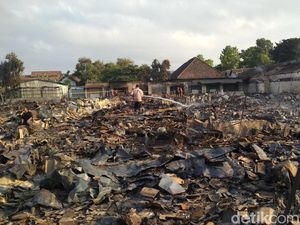 Pasar Ngunut yang Terbakar Masih Dilakukan Pembasahan Pasar Ngunut yang Terbakar Masih Dilakukan Pembasahan