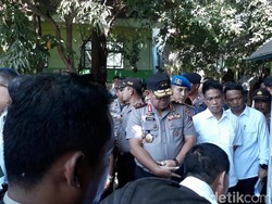 Kapolda Jatim Cek SDN Gentong yang  Ambruk dan Melayat ke Rumah Korban