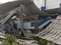 Atap bangunan tersebut ambruk akibat diterjang hujan angin yang melanda kawasan tersebut pada Sabtu (9/11) sore.
