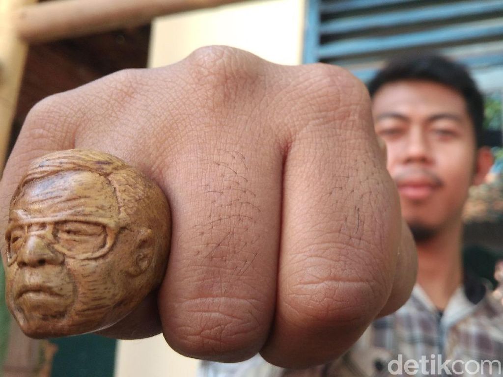 Pria di Cirebon Sulap Limbah Kayu Jadi Cincin Jokowi dan Gus Dur Pria di Cirebon Sulap Limbah Kayu Jadi Cincin Jokowi dan Gus Dur