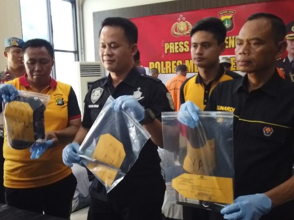 Aniaya dan Rusak Mobil Warga, 3 Anggota Ormas di Bekasi Ditangkap Aniaya dan Rusak Mobil Warga, 3 Anggota Ormas di Bekasi Ditangkap