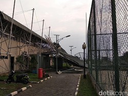Menurut Yudi, tidak ada korban jiwa dalam kejadian itu. Saat kejadian, kata Yudi, stadion sepak bola tidak digunakan oleh banyak orang.