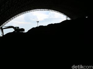 Dilema RI: Perluas Sambungan Listrik tapi Harus Tekan Polusi