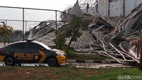 Hingga saat ini, proses evakuasi puing atap belum dilakukan. Anang mengatakan, proses evakuasi menjadi tanggung jawab Dinas Pemuda dan Olahraga (Dispora) Jabar selaku pengelola.