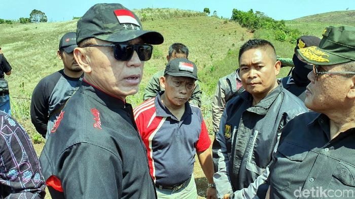 Iwan Bule (kiri) meninjau calon lokasi Soccer Camp PSSI di Cikidang, Sukabumi. (Foto: Syahdan Alamsyah/detikSport) Iwan Bule (kiri) meninjau calon lokasi Soccer Camp PSSI di Cikidang, Sukabumi. (Foto: Syahdan Alamsyah/detikSport)