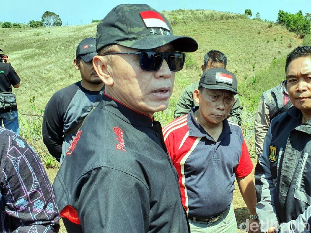 Iwan Bule Tinjau Calon Lokasi Soccer Camp PSSI di Sukabumi Iwan Bule Tinjau Calon Lokasi Soccer Camp PSSI di Sukabumi