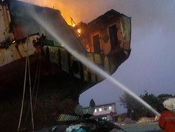 Kapal Kargo di Marunda Jakut Terbakar, 7 Unit Mobil Damkar Dikerahkan