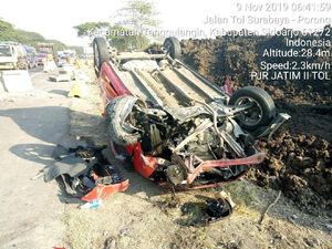 Sopir Mengantuk, Sebuah LCGC Tabrak Barrier Lalu Terbalik