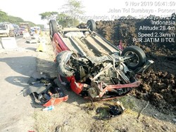 Sopir Mengantuk, Sebuah LCGC Tabrak Barrier Lalu Terbalik