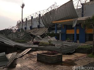 Atap Stadion Bola di SOR Arcamanik Porak-poranda Diterjang Angin