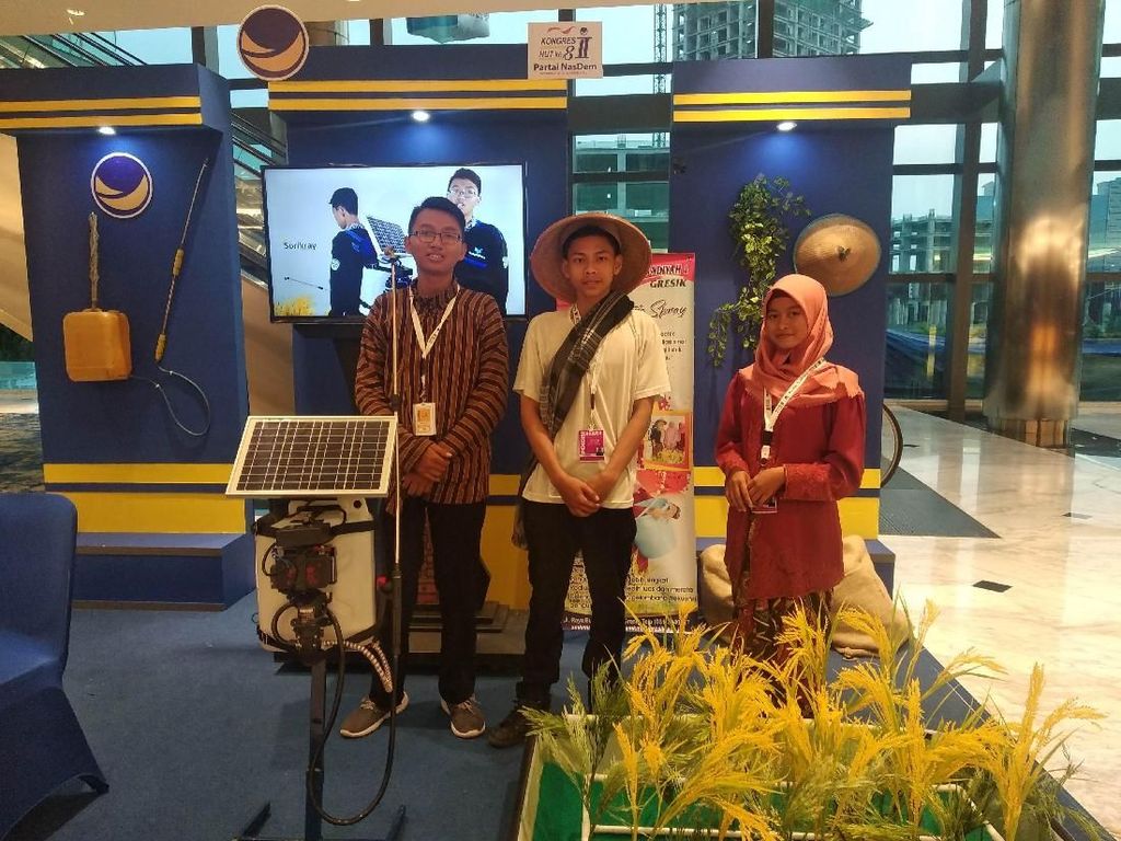 Siswa SMK di Gresik Ciptakan Alat Pembasmi Hama Bertenaga Surya Siswa SMK di Gresik Ciptakan Alat Pembasmi Hama Bertenaga Surya