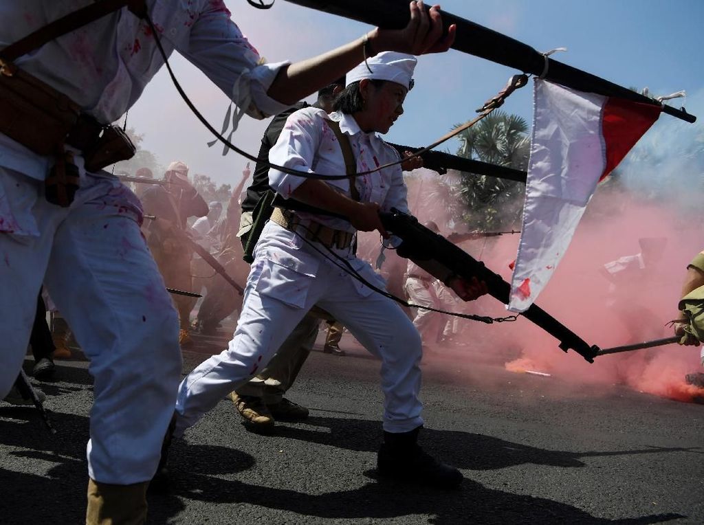Aksi Teatrikal Mengusir Penjajah Ramaikan Parade Juang di Surabaya Aksi Teatrikal Mengusir Penjajah Ramaikan Parade Juang di Surabaya