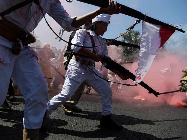 Aksi Teatrikal Mengusir Penjajah Ramaikan Parade Juang di Surabaya