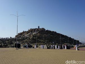 Foto: Tugu Pertemuan Adam-Hawa yang Dikotori Tangan Jahil