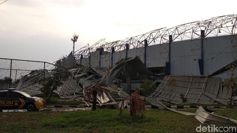 Atap Stadion Bola Ambruk, Warga Masih Bisa Olahraga di SOR Arcamanik Atap Stadion Bola Ambruk, Warga Masih Bisa Olahraga di SOR Arcamanik