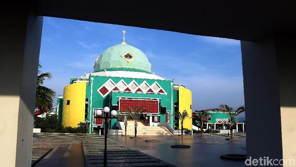 Pesona Masjid Agung Karimun di Tapal Batas Indonesia