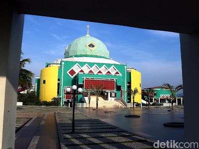 Pesona Masjid Agung Karimun di Tapal Batas Indonesia