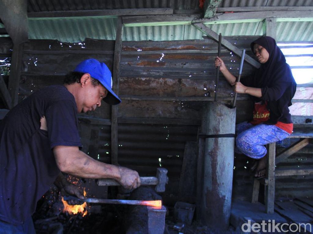 Marak Pacul Impor China Bikin Perajin Pindah Haluan Bikin Golok Marak Pacul Impor China Bikin Perajin Pindah Haluan Bikin Golok