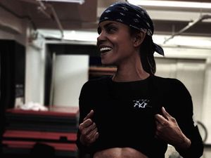 Usia 53, Halle Berry Pamer Perut Seksi Berotot
