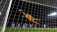 Kebuntuan pecah di menit ke-23 setelah wasit memberikan penalti kepada Barcelona atas pelanggaran hand ball. Messi sukses menceploskan penalti itu dan membuka keunggulan Blaugrana.