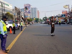 Momen Polisi Hentikan Kendaraan untuk Mengheningkan Cipta di Hari Pahlawan