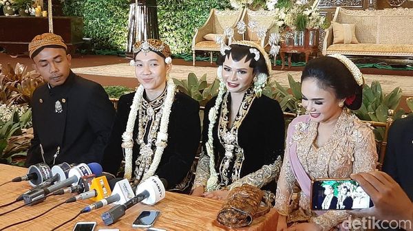 KD & Yuni Shara Melepas Si Bungsu