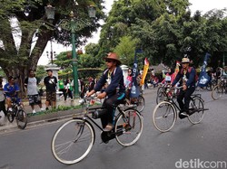 Ribuan Pesepeda Onthel Tumpah Ruah di Yogya