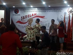 Hadiri Talkshow PDIP, Gibran Tegaskan Maju Pilkada dan Bagikan Kemeja