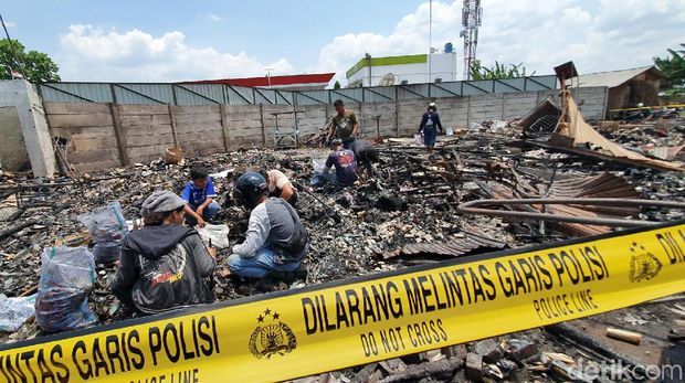 Pedagang Cari Barang Tersisa di Area Kebakaran Pasar Pelita Sukabumi