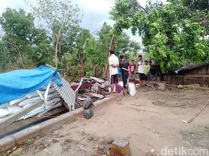 Angin Kencang Landa Ngawi, 4 Rumah Rusak 1 Rata dengan Tanah Angin Kencang Landa Ngawi, 4 Rumah Rusak 1 Rata dengan Tanah