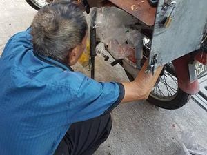 Sebatang Kara, Kakek 80 Tahun Ini Jual Sandwich untuk Cari Uang