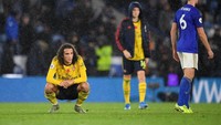 Juara Liga Inggris 2015/2016 ini unggul selisih gol atas Chelsea dan memimpin satu poin atas Manchester City.