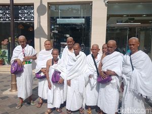 Ibadah Umrah Usai, Jemaah Marbut DKI Gunduli Kepala Ibadah Umrah Usai, Jemaah Marbut DKI Gunduli Kepala