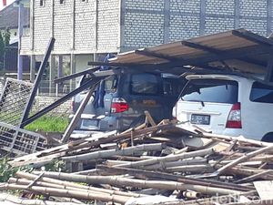 Kampus Universitas Sunan Giri Rusak Akibat Angin Kencang Kampus Universitas Sunan Giri Rusak Akibat Angin Kencang