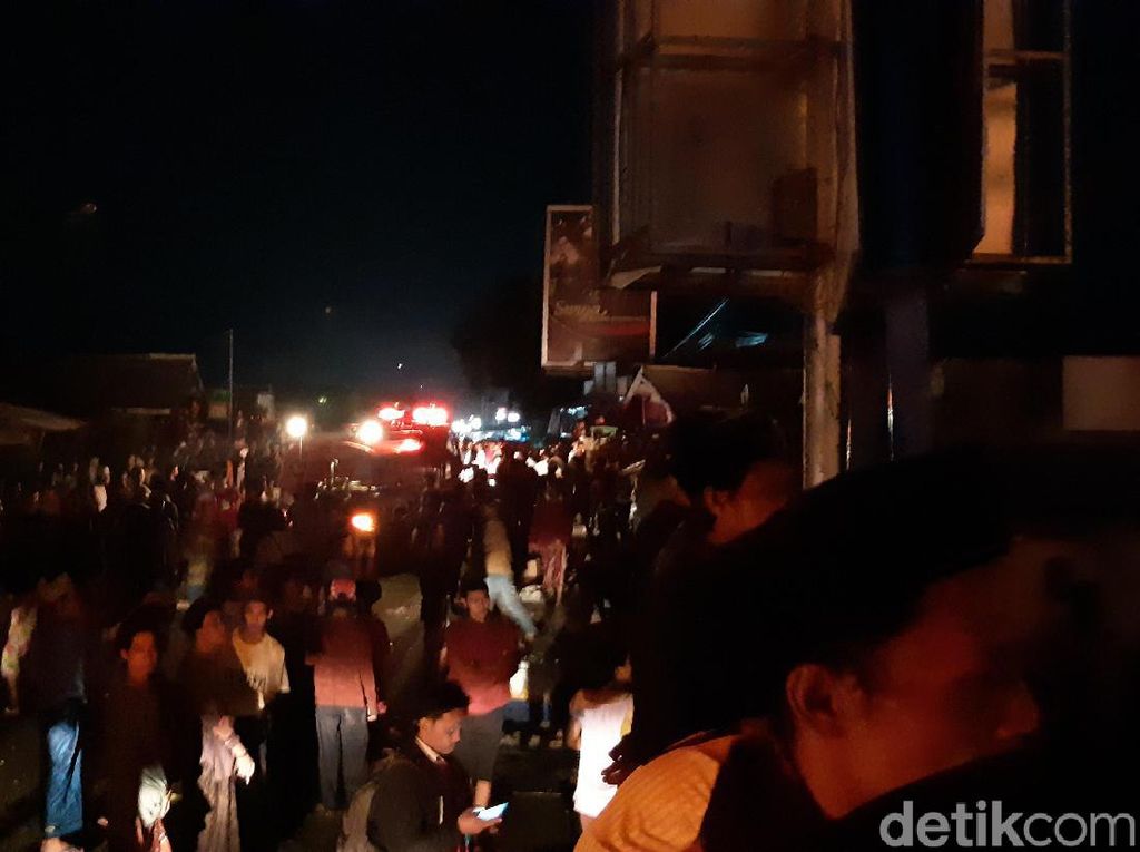 Pasar Baros Kebakaran, Jalur Serang-Pandeglang Ditutup Pasar Baros Kebakaran, Jalur Serang-Pandeglang Ditutup