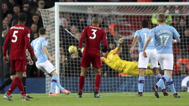 Proses gol Liverpool ke gawang Man City yang dilesakkan Fabinho. (