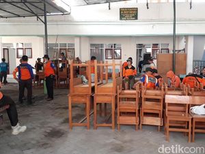 Puluhan Relawan Ngebut Siapkan Kelas Relokasi Siswa SDN Gentong